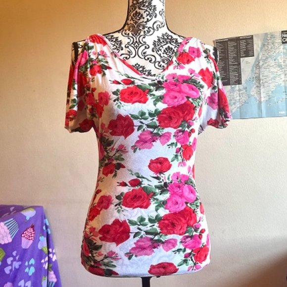 Floral V-Neck Top w/ open sleeves - Picture 2 of 7